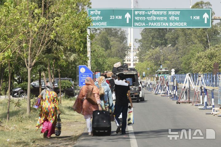 [암리차르(인도)=AP/뉴시스]인도를 방문했던 파키스탄 국민들이 4월25일 양국 간 긴장 고조에 따라 암리차르의 와가 국경검문소를 통해 파키스탄으로 돌아가기 위해 고속도로를 따라 걷고 있다. 파키스탄군이 아프가니스탄에서 파키스탄으로 잠입하려던 무장대원 30명을 사살했다고 파키스탄군이 4일 밝혔다. 2025.07.04.