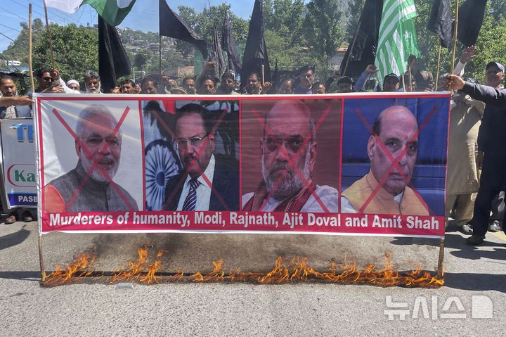 [무자파라바드=AP/뉴시스] 4월 25일 파키스탄령 카슈미르 무자파라바드에서 인도 정부의 수자원 공유 중단을 규탄하는 시위에 나선 카슈미르 난민 단체 회원들이 나렌드라 모디 인도 총리 등의 사진이 담긴 현수막을 불태우며 구호를 외치고 있다.  인도 정부는 22일의 카슈미르 총격 테러에 따른 조치로 다음 날에 국경 폐쇄, 인더스 강물 공유 중단, 자국 내 파키스탄인에 대한 출국 조치 등 파키스탄에 대한 외교적 대응을 결정했다. 2025.04.29.