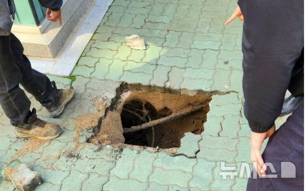 [서울=뉴시스]25일 한양대학교에 따르면 전날 오후 1시께 서울 성동구 한양대 재성토목관 앞 도로에서 깊이 약 2.5m의 싱크홀이 발견됐다.(사진=한양대학교 에브리타임 갈무리)