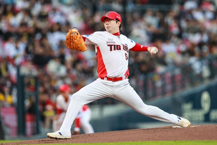 [서울=뉴시스] 프로야구 KIA 타이거즈 양현종이 25일 광주-기아 챔피언스필드에서 열린 2025 신한 쏠뱅크 KBO리그 LG 트윈스와의 경기에 선발 등판해 공을 던지고 있다. (사진=KIA 타이거즈 제공) 2025.04.25. *재판매 및 DB 금지