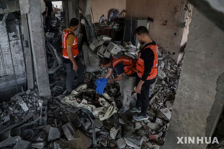 [가자시티=신화/뉴시스] 가자지구 가자시티에서 구조대원들이 4월 24일 이스라엘의 공습으로 파괴된 주거용 건물을 살펴보고 있다. 팔레스타인 민방위 당국은 가자지구 전역에서 26일의  이스라엘 공습으로 최소 34명의 팔레스타인인이 사망했다고 밝혔다. 2025.04.27.