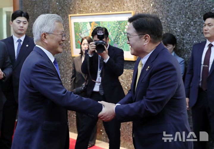 [서울=뉴시스] 문재인 전 대통령이 25일 서울 여의도 국회 의장접견실 앞에서 우원식 국회의장 면담에 앞서 인사를 나누고 있다. 2025.04.25. photo@newsis.com