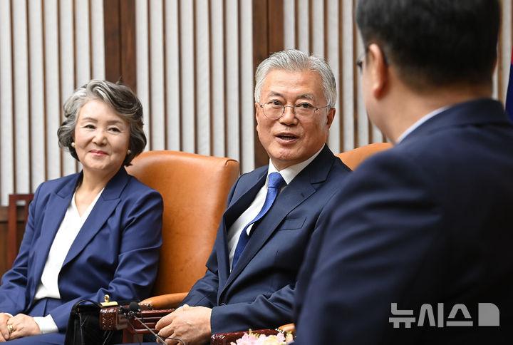 [서울=뉴시스] 국회사진기자단 = 4·27 판문점선언 7주년 기념식 참석차 국회를 방문한 문재인 전 대통령이 25일 오후 서울 여의도 국회에서 우원식 국회의장과 면담을 하고 있다.2025.04.25. photo@newsis.com