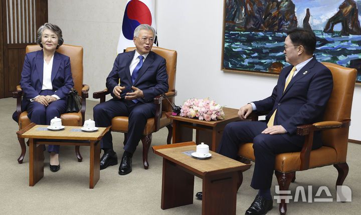 [서울=뉴시스] 국회사진기자단 = 우원식 국회의장이 25일 오후 서울 여의도 국회 의장실에서 4·27 판문점선언 7주년 기념식 참석차 국회를 방문한 문재인 전 대통령과 환담을 나누고 있다. 왼쪽은 김정숙 여사. 2025.04.25. photo@newsis.com