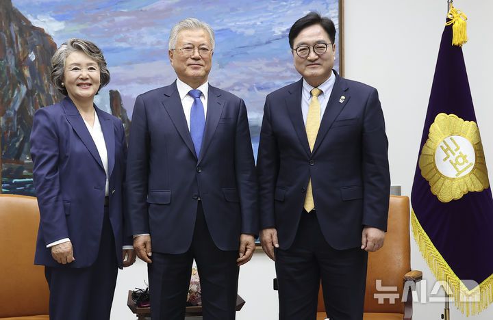 [서울=뉴시스] 국회사진기자단 = 우원식 국회의장이 25일 오후 서울 여의도 국회 의장실에서 4·27 판문점선언 7주년 기념식 참석차 국회를 방문한 문재인 전 대통령, 김정숙 여사와 기념촬영을 하고 있다. 2025.04.25. photo@newsis.com