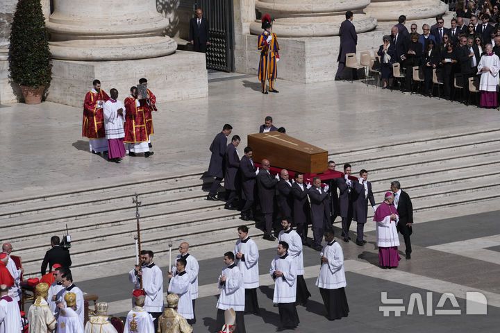 [바티칸=AP/뉴시스] 26일 오전(현지시간) 바티칸에서 거행된 프란치스코 교황의 장례식에서 프란치스코 교황의 관이 성 베드로 광장으로 운구되고 있다. 2025.04.26.