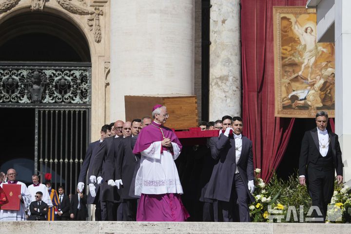 [바티칸=AP/뉴시스] 26일 오전(현지시간) 바티칸에서 거행된 프란치스코 교황의 장례식에서 프란치스코 교황의 관이 성 베드로 광장으로 운구되고 있다. 2025.04.26.