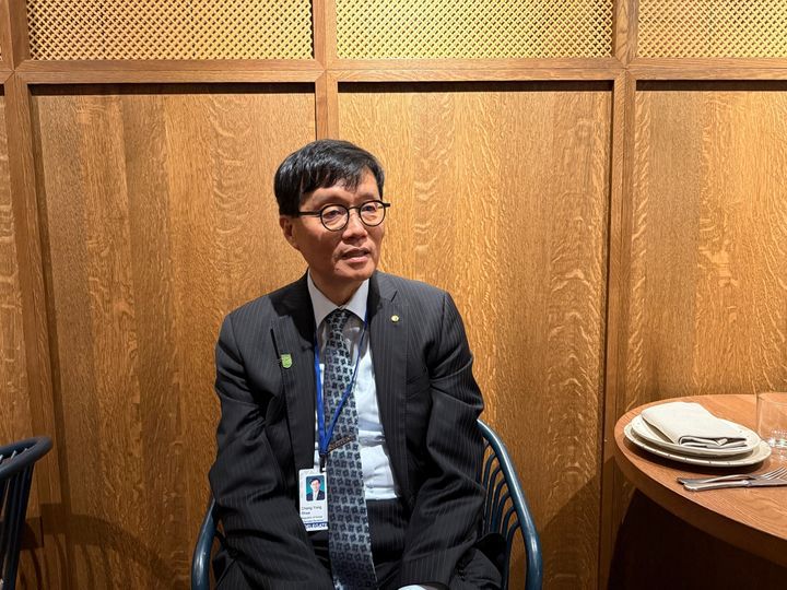 [워싱턴=뉴시스] 이창용 한국은행 총재가 25일(현지 시간) 워싱턴 D.C. 인근에서 G20 동행기자단과 만나 질문에 답하고 있다. (사진=G20동행기자단) *재판매 및 DB 금지