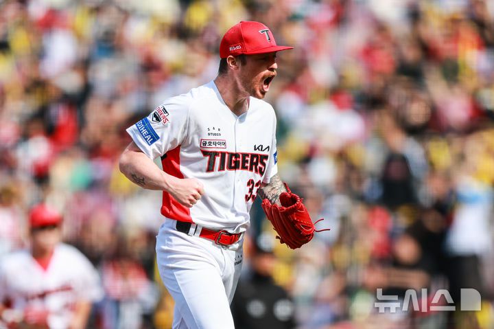 [서울=뉴시스] 프로야구 KIA 타이거즈 아담 올러가 26일 광주-기아챔피언스필드에서 열린 2025 신한 쏠뱅크 KBO리그 LG 트윈스와의 경기에 선발 등판해 삼진을 잡은 뒤 포효하고 있다. (사진=KIA 타이거즈 제공) 2025.04.26.