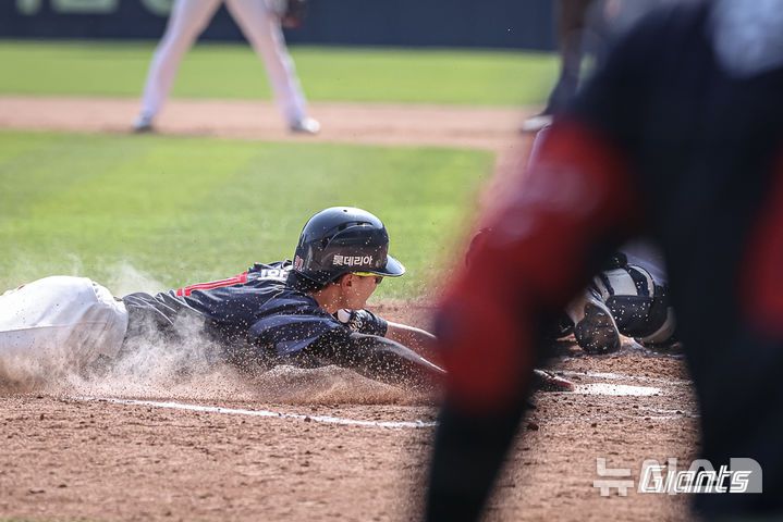 [서울=뉴시스] 프로야구 롯데 자이언츠 윤동희가 26일 서울 잠실구장에서 열린 2025 신한 쏠뱅크 KBO리그 두산 베어스와의 경기에서 6회초 홈스틸에 성공하고 있다. (사진=롯데 자이언츠 제공) 2025.04.26.