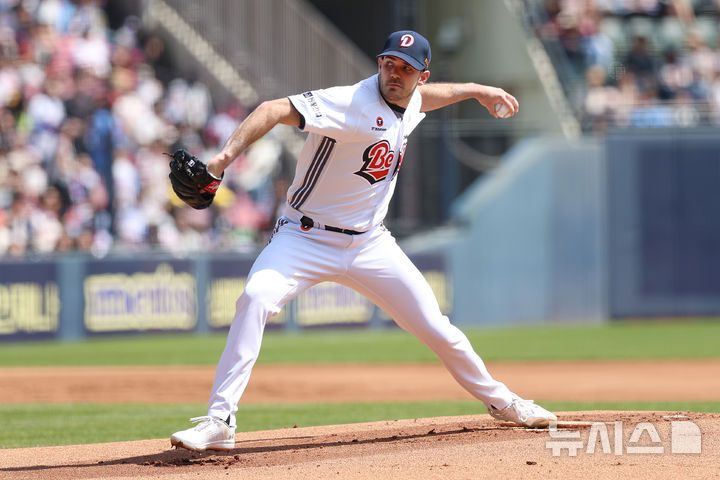 [서울=뉴시스] 프로야구 두산 베어스 잭로그가 26일 서울 잠실구장에서 열린 2025 신한 쏠뱅크 KBO리그 롯데 자이언츠와의 경기에 선발 등판해 공을 던지고 있다. (사진=두산 베어스 제공) 2025.04.26.