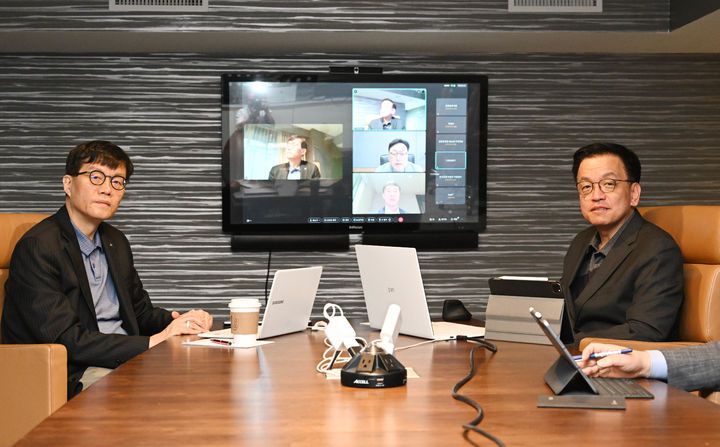 한미 통상협의와 주요 20개국(G20) 재무장관회의 및 국제통화금융위원회(IMFC)' 참석을 위해 미국 워성턴D.C.를 방문중인 최상목 부총리 겸 기획재정부 장관(오른쪽)은 26일(현지시간) 이창용 한국은행 총재와 함께 화상으로 거시경제금융현안간담회를 열었다.(사진 : 기재부 제공) 2025.4.26. *재판매 및 DB 금지