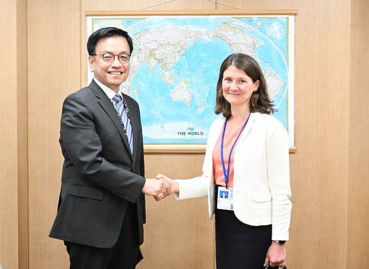 한-미 통상협의와 주요 20개국(G20) 재무장관회의 및 국제통화금융위원회(IMFC)' 참석차 미국 워성턴D.C.를 방문중인 최상목 부총리 겸 기획재정부 장관(왼쪽)이 25일(현지시간) 국제통화기금(IMF)에서 마리 디론 무디스(Moody's) 국가신용등급 글로벌 총괄을 만나 기념사진을 찍고 있다.(사진 : 기재부 제공) 2025.4.27. *재판매 및 DB 금지