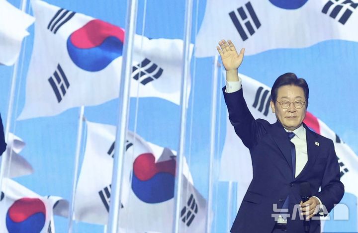 [고양=뉴시스] 조성우 기자 = 27일 경기도 고양시 킨텍스에서 열린 더불어민주당 제21대 대통령 선거 후보자 선출을 위한 수도권·강원·제주 합동연설회에서 이재명 후보가 대선후보로 선출된 후 수락연설을 하기 전 손을 들어 인사하고 있다. (공동취재) 2025.04.27. photo@newsis.com