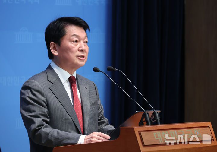 [서울=뉴시스] 고승민 기자 = 안철수 국민의힘 대선 경선 후보가 27일 서울 여의도 국회 소통관에서 지지 호소를 촉구하는 기자회견을 하고 있다. 2025.04.27. kkssmm99@newsis.com