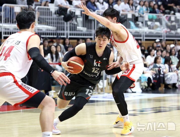 [수원=뉴시스] 김금보 기자 = 27일 오후 경기 수원시 권선구 KT소닉붐아레나에서 열린 2024~2025 프로농구 4강 플레이오프 수원KT와 서울SK의 3차전, 4쿼터 KT 문정현이 드리블 돌파를 하고 있다. 2025.04.27. kgb@newsis.com