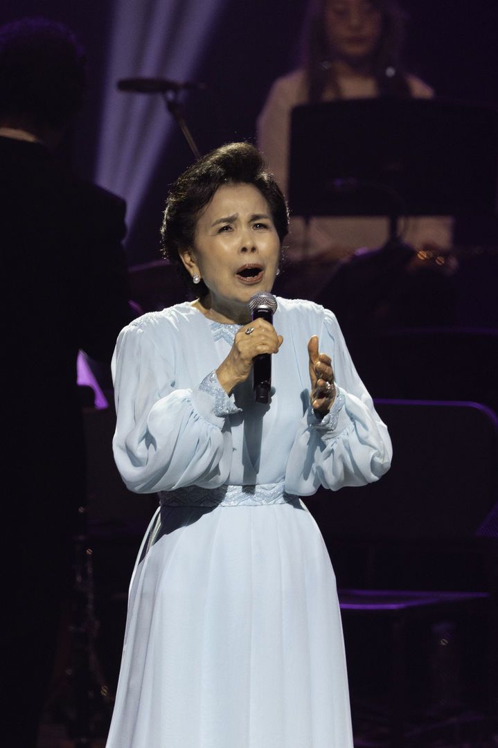 [서울=뉴시스] 조수정 기자 = '엘레지의 여왕' 국민가수 이미자가 26일 서울 세종문화회관 대극장에서 '전통가요 헌정 공연 <맥(脈)을 이음>'을 열고 열창하고 있다. (사진=쇼당이엔티 제공) 2025.04.27. photo@newsis.com *재판매 및 DB 금지