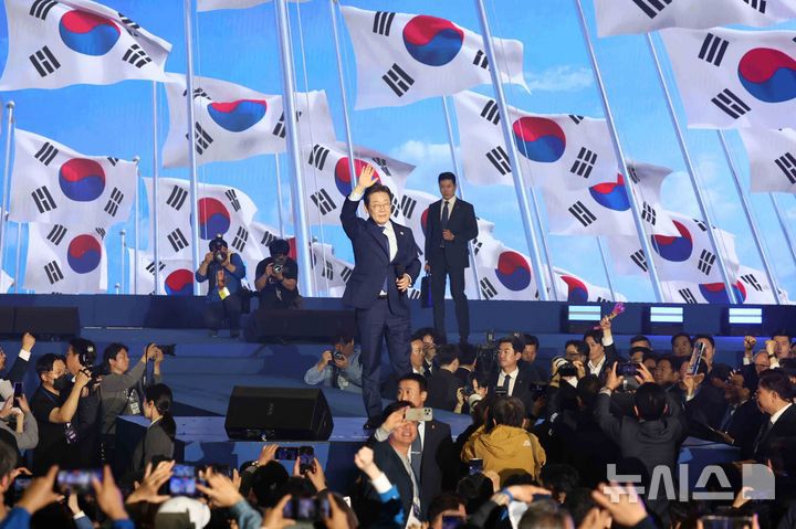 [고양=뉴시스] 조성우 기자 = 27일 경기도 고양시 킨텍스에서 열린 더불어민주당 제21대 대통령 선거 후보자 선출을 위한 수도권·강원·제주 합동연설회에서 이재명 후보가 대선후보로 선출된 후 수락연설을 하기 전 인사를 하고 있다. 2025.04.27. xconfind@newsis.com