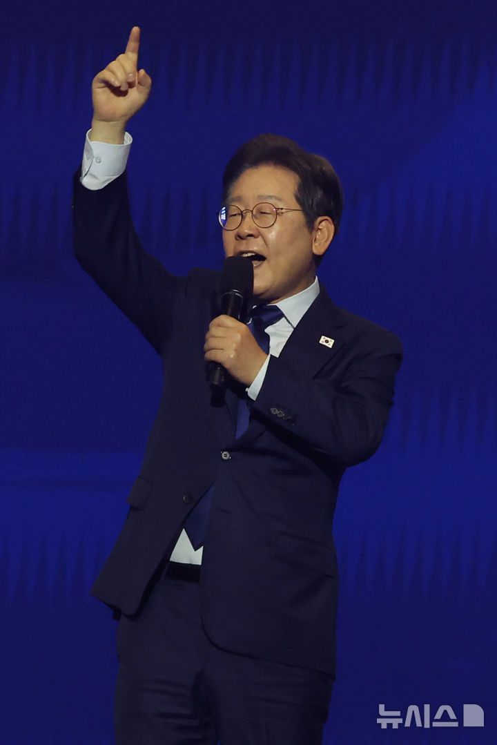 [고양=뉴시스] 조성우 기자 = 27일 경기도 고양시 킨텍스에서 열린 더불어민주당 제21대 대통령 선거 후보자 선출을 위한 수도권·강원·제주 합동연설회에서 이재명 후보가 대선후보로 선출된 후 수락연설을 하고 있다. 2025.04.27. xconfind@newsis.com