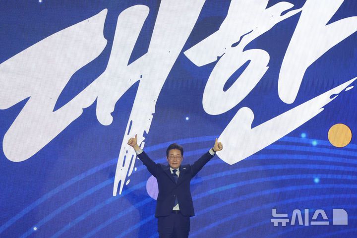 [고양=뉴시스] 조성우 기자 = 더불어민주당 제21대 대통령 선거 후보에 선출된 이재명 후보가 27일 경기도 고양시 킨텍스에서 열린 제21대 대통령 선거 후보자 선출을 위한 수도권·강원·제주 합동연설회에서 두 손을 들어 보이고 있다. 2025.04.27. xconfind@newsis.com