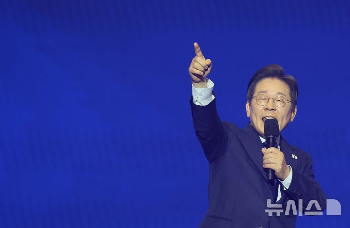 [고양=뉴시스] 조성우 기자 = 27일 경기도 고양시 킨텍스에서 열린 더불어민주당 제21대 대통령 선거 후보자 선출을 위한 수도권·강원·제주 합동연설회에서 이재명 후보가 대선후보로 선출된 후 수락연설을 하고 있다. (공동취재) 2025.04.27. photo@newsis.com