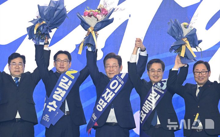 [고양=뉴시스] 조성우 기자 = 27일 경기도 고양시 킨텍스에서 열린 더불어민주당 제21대 대통령 선거 후보자 선출을 위한 수도권·강원·제주 합동연설회에서 이재명 후보가 대선후보로 선출된 후 박찬대 당대표 권한대행과 김경수, 김동연 후보 등 참석자들과 인사를 하고 있다. (공동취재) 2025.04.27. photo@newsis.com