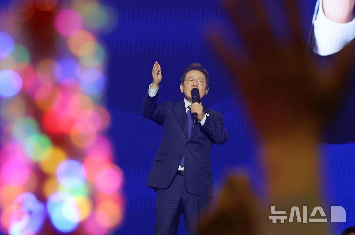 [고양=뉴시스] 조성우 기자 = 더불어민주당 제21대 대통령 선거 후보에 선출된 이재명 후보가 27일 경기도 고양시 킨텍스에서 열린 제21대 대통령 선거 후보자 선출을 위한 수도권·강원·제주 합동연설회에서 수락연설을 하고 있다. 2025.04.27. xconfind@newsis.com