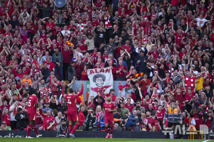 [리버풀=AP/뉴시스] 리버풀의 모하메드 살라(가운데)가 27일(현지 시간) 영국 리버풀의 안필드에서 열린 2024-25 프리미어리그 34라운드 토트넘 홋스퍼와의 경기 후반 18분 팀의 4번재 골을 넣고 환호하는 팬들과 함께 기뻐하고 있다. 리버풀은 손흥민이 부상으로 빠진 토트넘에 5-1로 승리하고 남은 경기 결과에 상관없이 우승을 확정했다. 2025.04.28.