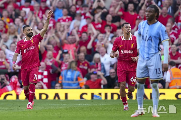 [리버풀=AP/뉴시스] 리버풀의 모하메드 살라가 27일(현지 시간) 영국 리버풀의 안필드에서 열린 2024-25 프리미어리그 34라운드 토트넘 홋스퍼와의 경기에서 팀의 네 번째 골을 넣은 후 기뻐하고 있다. 리버풀은 손흥민이 부상으로 빠진 토트넘에 5-1로 승리하고 남은 경기 결과에 상관없이 우승을 확정했다. 2025.04.28.
