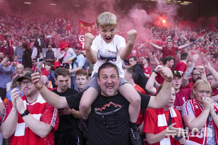 [리버풀=AP/뉴시스] 리버풀 팬들이 27일(현지 시간) 영국 리버풀의 안필드에서 열린 2024-25 프리미어리그 34라운드 토트넘 홋스퍼와의 경기에서 승리해 리그 우승을 확정한 후 환호하고 있다. 리버풀은 손흥민이 부상으로 빠진 토트넘에 5-1로 승리하고 남은 경기 결과에 상관없이 우승을 확정했다. 2025.04.28.