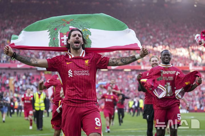 [리버풀=AP/뉴시스] 리버풀의 도미니크 소보슬러이가 27일(현지 시간) 영국 리버풀의 안필드에서 열린 2024-25 프리미어리그 34라운드 토트넘 홋스퍼와의 경기에서 승리해 리그 우승을 확정한 후 동료들과 환호하고 있다. 리버풀은 손흥민이 부상으로 빠진 토트넘에 5-1로 승리하고 남은 경기 결과에 상관없이 우승을 확정했다. 2025.04.28.