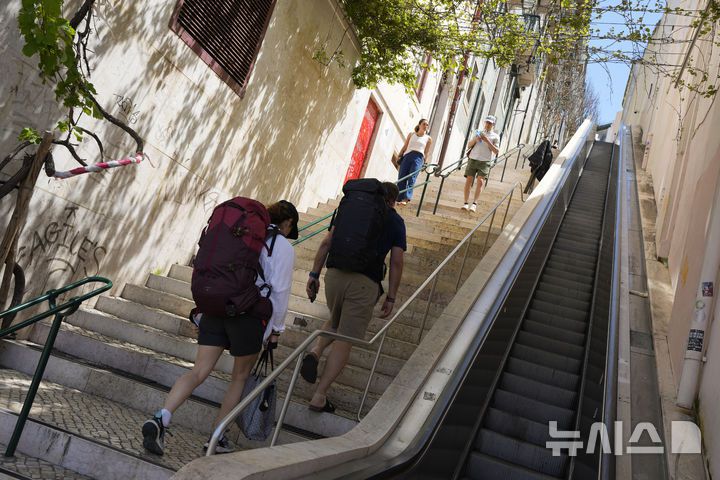 [리스본=AP/뉴시스] 28일(현지 시간) 포르투갈에서 대규모 정전 사태가 발생해 리스본 구시가지에서 시민들이 에스컬레이터 대신 계단을 오르고 있다. 2025.04.29.