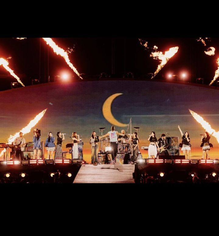 [고양=뉴시스] 세계적인 브릿팝 밴드 '콜드플레이(Coldplay)'가 10일 간의 두 번째 내한공연 여정의 마침표를 찍었다. 지난 16일을 시작으로 18~19일, 22일, 24~25일 경기 고양 고양종합운동장에서 '라이브 네이션 프레젠츠 콜드플레이 : 뮤직 오브 더 스피어스 딜리버드 바이 디에이치엘(LIVE NATION PRESENTS COLDPLAY : MUSIC OF THE SPHERES DELIVERED BY DHL)'을 6회 펼쳤다. 회당 5만명씩 무려 30만명이 운집했다. 역대 내한공연 중 최대 규모로 최다 회차, 최다 관객 기록이다. 해당 사진은 콜드플레이와 그룹 '트와이스'가 '위 프레이'를 협업하는 모습. (사진 = 콜드플레이 인스타그램 캡처) 2025.04.28. photo@newsis.com. *재판매 및 DB 금지 *재판매 및 DB 금지