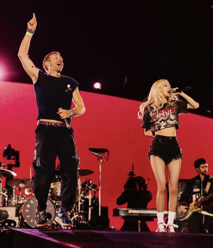 [고양=뉴시스] 세계적인 브릿팝 밴드 '콜드플레이(Coldplay)'가 10일 간의 두 번째 내한공연 여정의 마침표를 찍었다. 지난 16일을 시작으로 18~19일, 22일, 24~25일 경기 고양 고양종합운동장에서 '라이브 네이션 프레젠츠 콜드플레이 : 뮤직 오브 더 스피어스 딜리버드 바이 디에이치엘(LIVE NATION PRESENTS COLDPLAY : MUSIC OF THE SPHERES DELIVERED BY DHL)'을 6회 펼쳤다. 회당 5만명씩 무려 30만명이 운집했다. 역대 내한공연 중 최대 규모로 최다 회차, 최다 관객 기록이다. 해당 사진은 콜드플레이 보컬 크리스 마틴이 '블랙핑크' 로제와 '아파트'를 같이 부르는 모습. (사진 = 콜드플레이 인스타그램 캡처) 2025.04.28. photo@newsis.com. *재판매 및 DB 금지 *재판매 및 DB 금지