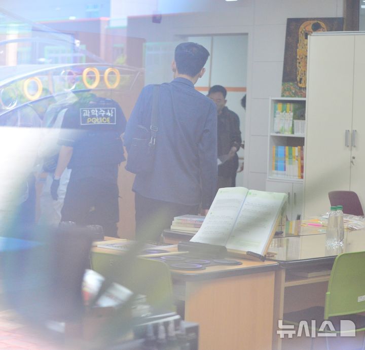 [청주=뉴시스] 서주영 기자 = 28일 흉기 난동 사건이 발생한 충북 청주의 한 고등학교에서 경찰이 현장을 살펴보고 있다. 이 사건으로 교직원 4명과 행인 1명이 부상을 입어 병원으로 옮겨졌다. 2025.04.28. juyeong@newsis.com