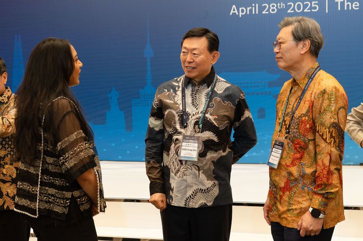 [서울=뉴시스]신동빈 롯데그룹 회장과 김창범 한경협 부회장이 28일 인도네시아 자카르타 랭햄 호텔에서 열린 '한-인도네시아 비즈니스 라운드테이블'에 참석해 인니측 관계자와 대화를 나누고 있다. (사진 = 한국경제인협회) 2025.04.28. photo@newsis.com *재판매 및 DB 금지