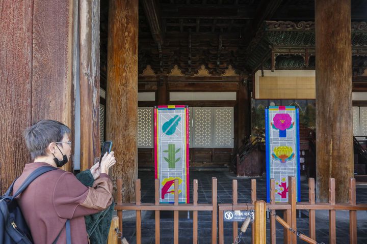 [서울=뉴시스]  창경궁에서 열린  공예 전시 '고궁만정(古宮萬情) ' (사진=국가유산진흥원 제공) 2025.04.28. photo@newsis.com *재판매 및 DB 금지