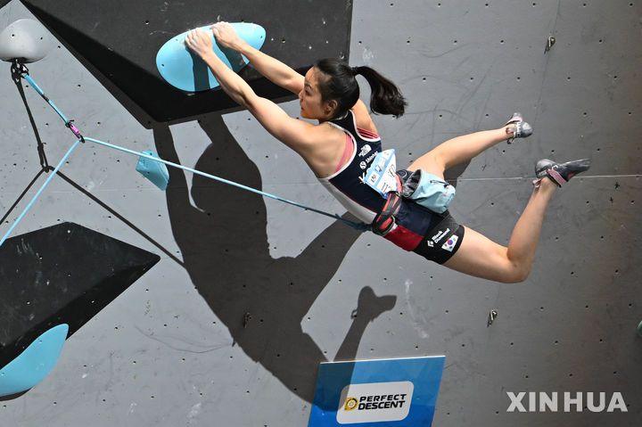 [쑤저우=AP/뉴시스] 서채현이 27일(현지 시간) 중국 쑤저우 우장에서 열린 2025 국제스포츠클라이밍연맹(IFSC) 월드컵 2차 여자부 리드 결승 경기를 펼치고 있다. 서채현은 41점(4분26초)으로 에린 맥니스(영국)와 동률을 이뤄 공동 우승을 차지했다. 2025.04.27