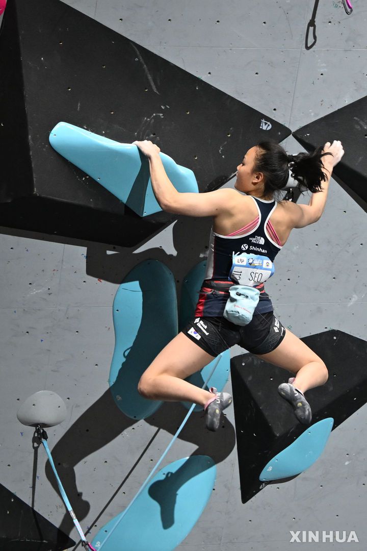 [쑤저우=AP/뉴시스] 서채현이 27일(현지 시간) 중국 쑤저우 우장에서 열린 2025 국제스포츠클라이밍연맹(IFSC) 월드컵 2차 여자부 리드 결승 경기를 펼치고 있다. 서채현은 41점(4분26초)으로 에린 맥니스(영국)와 동률을 이뤄 공동 우승을 차지했다. 2025.04.27