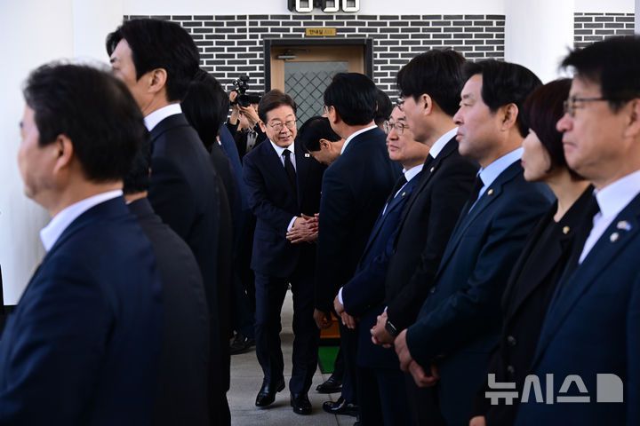 [서울=뉴시스] 조성우 기자 = 이재명 더불어민주당  제21대 대통령 선거 후보가  28일 서울 동작구 국립서울현충원 현충탑을 찾아 참배에 앞서 의원들과 인사를 나누고 있다. (공동취재) 2025.04.28. photo@newsis.com