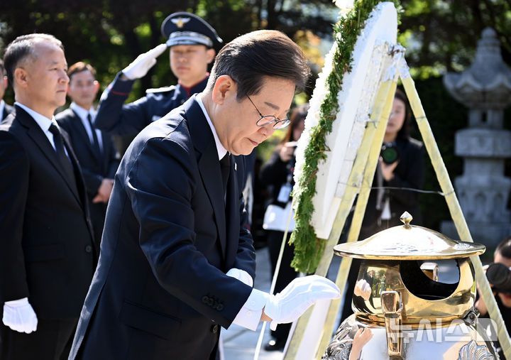 [서울=뉴시스] 조성우 기자 = 이재명 제21대 대통령 선거 더불어민주당 대선 후보가 28일 오전 서울 동작구 국립서울현충원 내 고(故) 이승만 전 대통령 묘역을 찾아 분향하고 있다. (공동취재) 2025.04.28. photo@newsis.com
