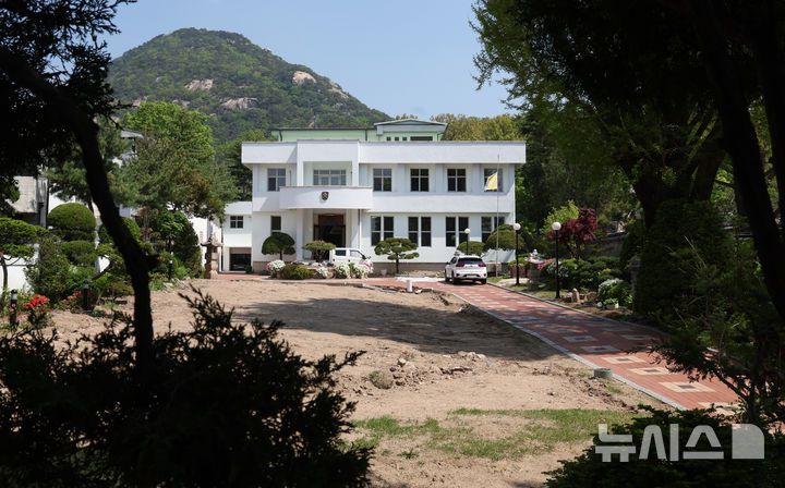 [서울=뉴시스] 조수정 기자 = 서울 종로구 청와대 본관 인근에 자리한 주한 교황청 대사관이 이전했다. 사진은 28일 서울 종로구 기존의 주한 교황청 대사관. 2층짜리 주한 교황청 대사관은 지은 지 60년 이상 되면서 리모델링이 필요해 지난 25일 서울 서초구 서울성모병원 옴니버스파크 건물 6층으로 이전했다. 주한 교황청 대사관은 앞서 교황들이 한국을 방문했을 때 숙소 겸 집무실로 쓰이기도 했다. 성 요한 바오로 2세 교황(1984·1989년), 지난 21일 바티칸에서 향년 88세의 일기로 선종한 프란치스코 교황(2014년)이 방한기간 동안 머물렀다. 2025.04.28. chocrystal@newsis.com