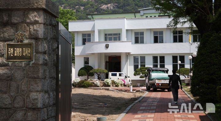 [서울=뉴시스] 조수정 기자 = 서울 종로구 청와대 본관 인근에 자리한 주한 교황청 대사관이 이전했다. 사진은 28일 서울 종로구 기존의 주한 교황청 대사관. 2층짜리 주한 교황청 대사관은 지은 지 60년 이상 되면서 리모델링이 필요해 지난 25일 서울 서초구 서울성모병원 옴니버스파크 건물 6층으로 이전했다. 주한 교황청 대사관은 앞서 교황들이 한국을 방문했을 때 숙소 겸 집무실로 쓰이기도 했다. 성 요한 바오로 2세 교황(1984·1989년), 지난 21일 바티칸에서 향년 88세의 일기로 선종한 프란치스코 교황(2014년)이 방한기간 동안 머물렀다. 2025.04.28. chocrystal@newsis.com