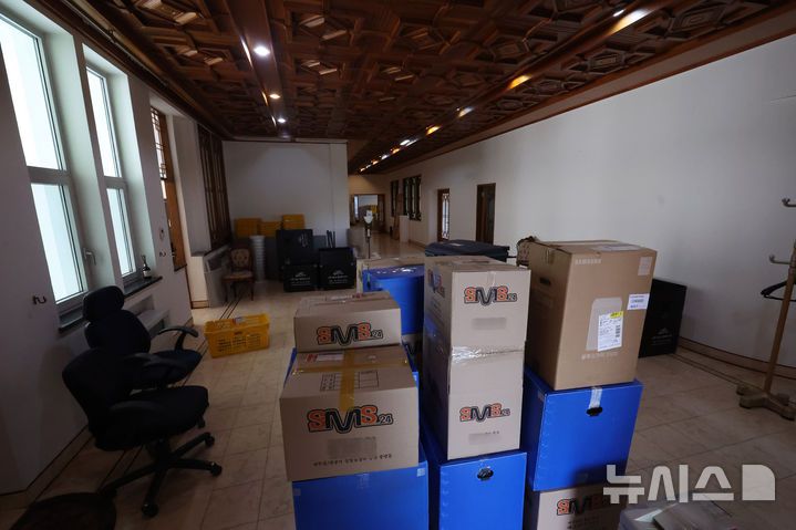 [서울=뉴시스] 조수정 기자 = 서울 종로구 청와대 본관 인근에 자리한 주한 교황청 대사관이 이전했다. 사진은 28일 이사중인 서울 종로구 주한 교황청 대사관. 2층짜리 주한 교황청 대사관은 지은 지 60년 이상 되면서 리모델링이 필요해 지난 25일 서울 서초구 서울성모병원 옴니버스파크 건물 6층으로 이전했다. 주한 교황청 대사관은 앞서 교황들이 한국을 방문했을 때 숙소 겸 집무실로 쓰이기도 했다. 성 요한 바오로 2세 교황(1984·1989년), 지난 21일 바티칸에서 향년 88세의 일기로 선종한 프란치스코 교황(2014년)이 방한기간 동안 머물렀다. 2025.04.28. chocrystal@newsis.com