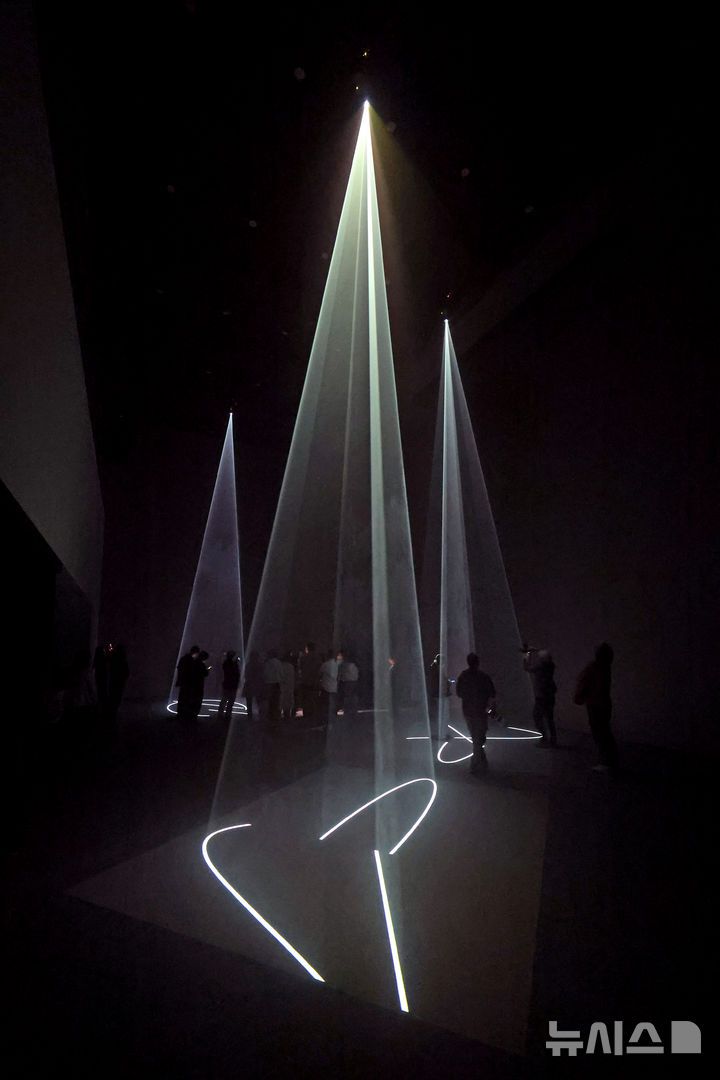 [서울=뉴시스] 박진희 기자 = 푸투라 서울은 28일 서울 종로구 푸투라 서울에서 안소니 맥콜(Anthony McCall) 작가 개인전 '1972-2020 작품' 기자간담회를 갖고 작품 'Between You and I(당신과 나 사이)'를 선보이고 있다. 2025.04.28. pak7130@newsis.com