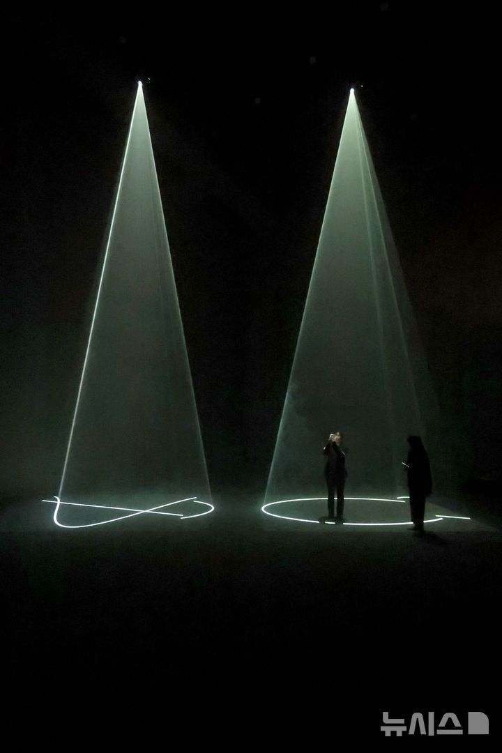 [서울=뉴시스] 박진희 기자 = 푸투라 서울은 28일 서울 종로구 푸투라 서울에서 안소니 맥콜(Anthony McCall) 작가 개인전 '1972-2020 작품' 기자간담회를 갖고 작품 'Between You and I(당신과 나 사이)'를 선보이고 있다. 2025.04.28. pak7130@newsis.com