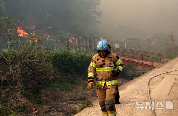 [대구=뉴시스] 이무열 기자 = 28일 오후 2시 1분쯤 대구 북구 노곡동 함지산에서 발생한 산불이 인근인 조야동 민가까지 확산하고 있다. 2025.04.28. lmy@newsis.com