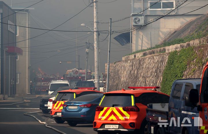 [대구=뉴시스] 이무열 기자 = 28일 오후 2시 1분쯤 대구 북구 노곡동 함지산에서 발생한 산불이 인근인 조야동 민가까지 확산하고 있다. 2025.04.28. lmy@newsis.com