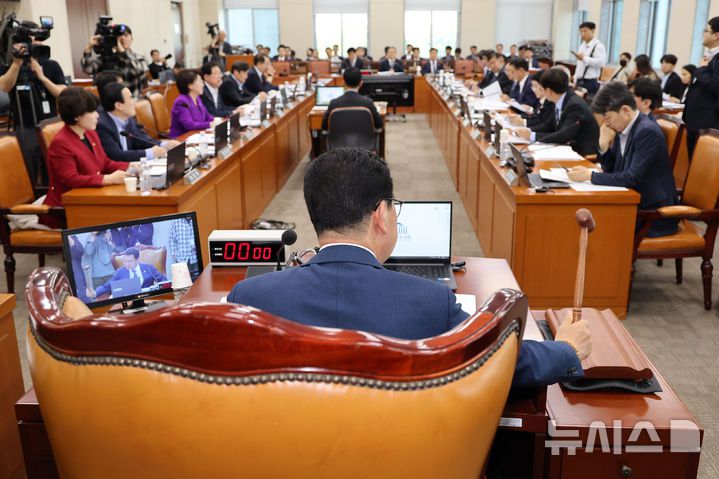 [서울=뉴시스] 권창회 기자 = 28일 서울 여의도 국회에서 열린 행정안전위원회 전체회의에서 신정훈 행안위원장이 의사봉을 두드리고 있다. 2025.04.28. kch0523@newsis.com