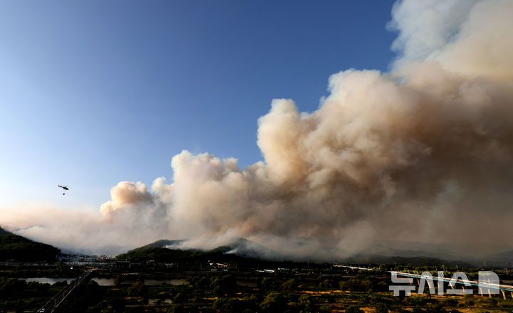 [대구=뉴시스] 이무열 기자 = 28일 오후 2시 1분쯤 대구 북구 노곡동 함지산에서 불이 나 소방헬기가 진화작업을 하고 있다. 2025.04.28. lmy@newsis.com